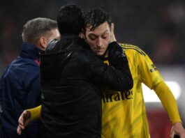 Mesut Ozil being hugged by Arteta