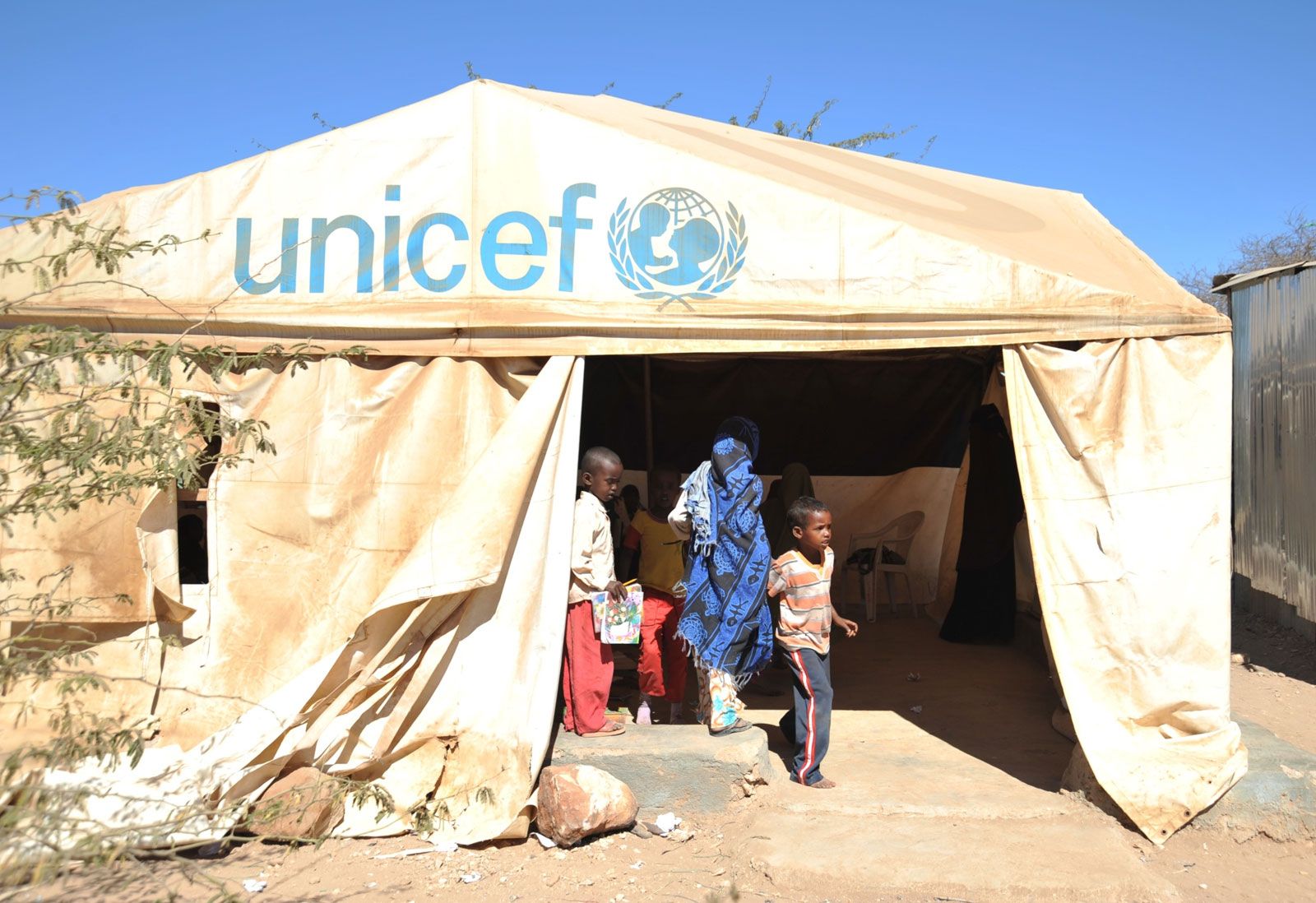 Refugees-tent-school-UNICEF-Somalia-Hargeysa