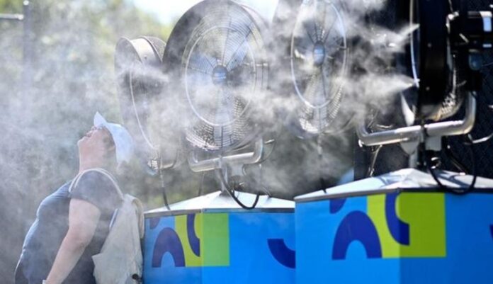 Australian Open: Extreme heat forces stop in play on outdoor courts Australian Open: Extreme heat forces stop in play on outdoor courts