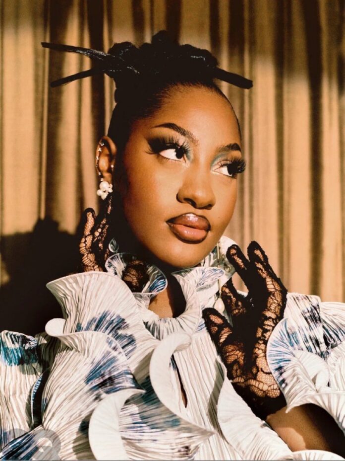 I love being curvy –Tems embraces her womanhood, style Tems