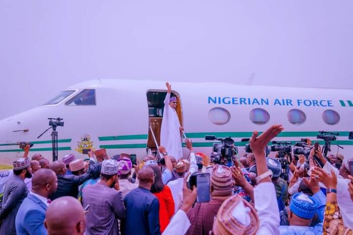 Buhari, wife arrive in Daura (Photo) Buhari, wife arrive in Daura (Photo)