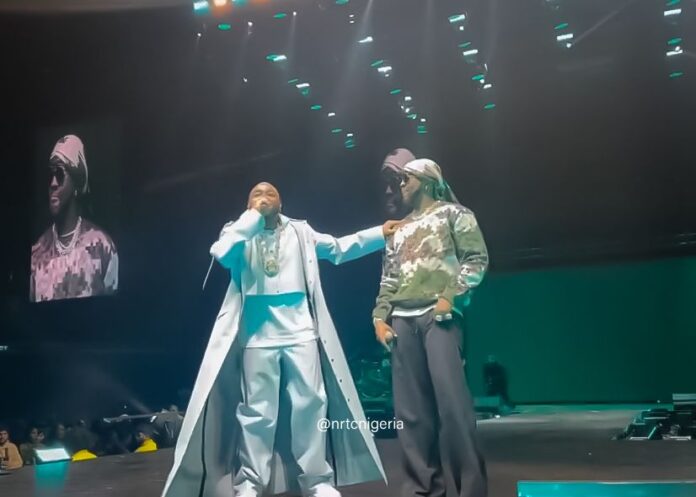 Davido loses his cool during performance of ‘Twe Twe’ alongside Kizz Daniel at O2 Arena (VIDEO) Davido loses his cool during performance of ‘Twe Twe’ alongside Kizz Daniel at O2 Arena (VIDEO)