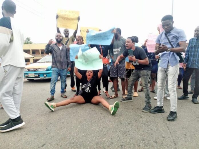 Ondo youth protest against EFCC raid, arrest of 127 in Akure Ondo youth protest against EFCC raid, arrest of 127 in Akure