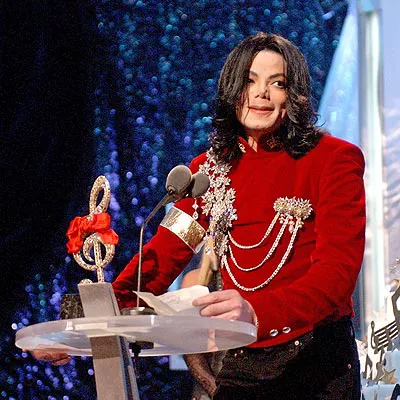 MICHAEL JACKSON AT MTV VMAs, 2002
PHOTO CREDIT:-KEVIN MAZUR/WIREIMAGE