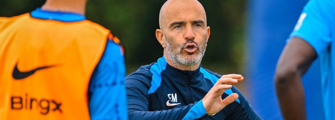 Chelsea head coach Enzo Maresca in training with the team