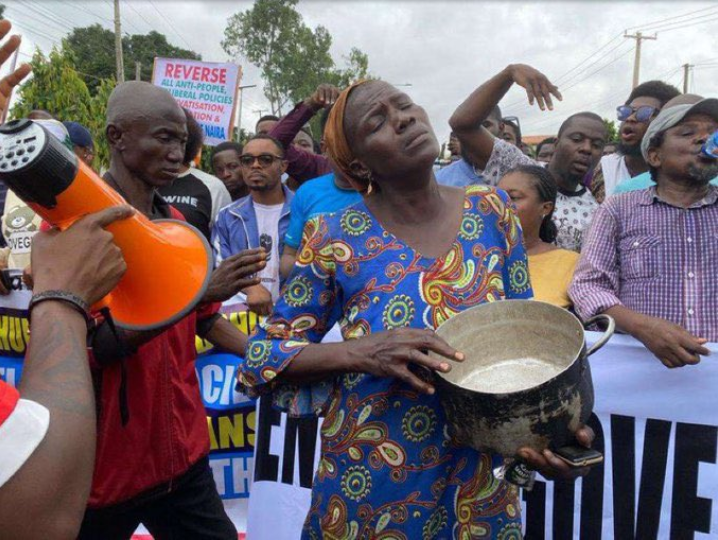 Photo of woman holding an empty pot to depict poverty (Photo Credit: @Belikebaddy/X)