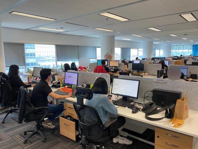 9-5ers, here are 5 simple ways to keep constant communication with your partner