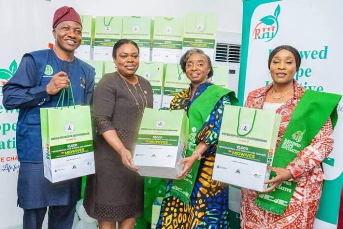 Lagos health workers receive RHI professional kits