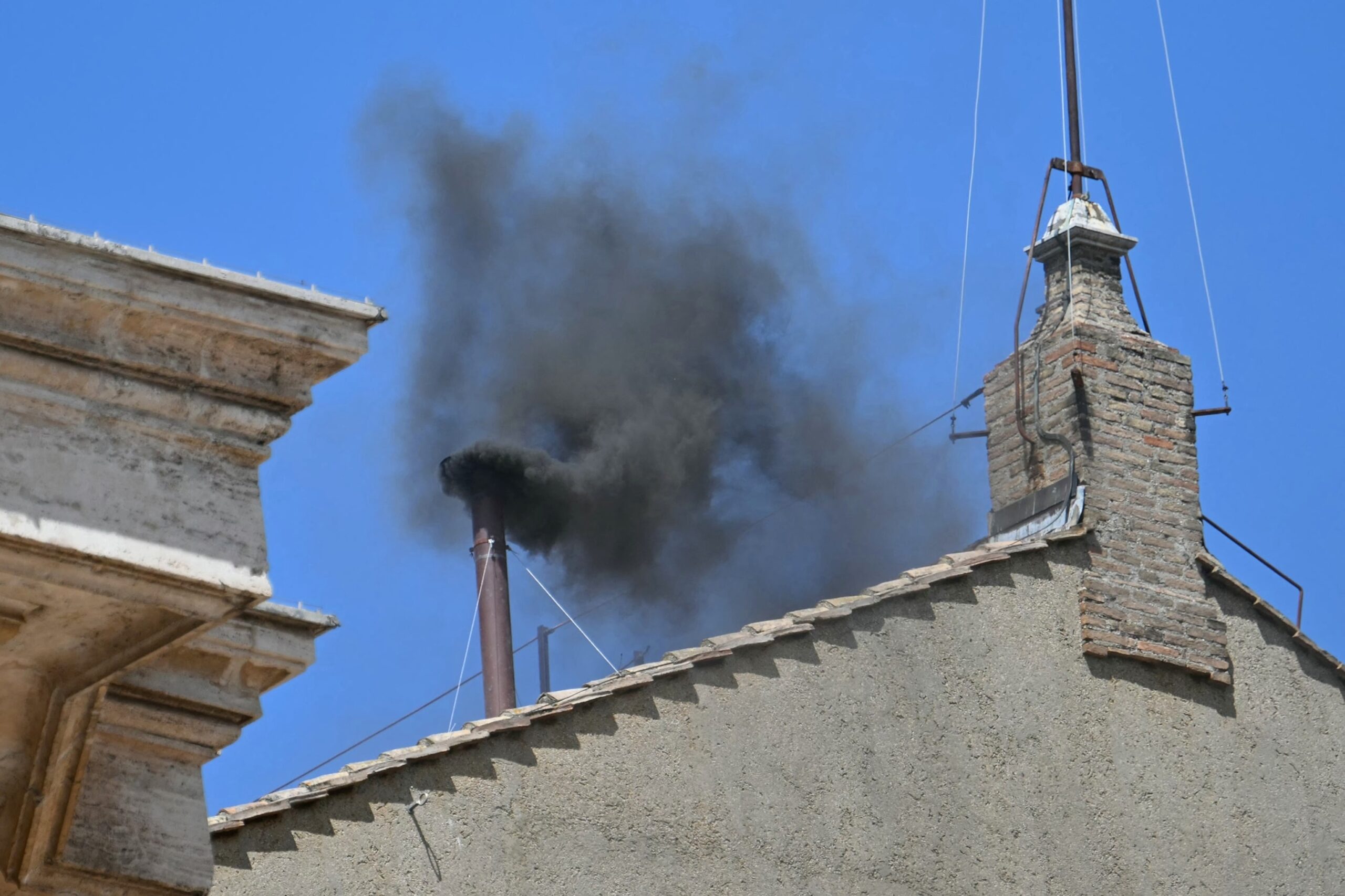 Vatican-black-smoke-DB-250508_1746698200185_hpMain