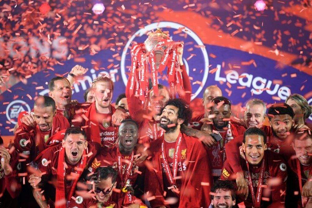 Liverpool players celebrate winning PL 2024/25