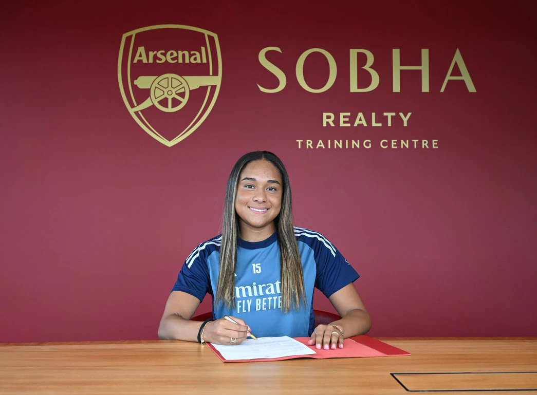 Arsenal have completed the signature of Olivia Smith from Liverpool in a record-breaking £1m deal.