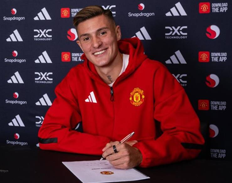 Manchester United have completed the signing of Benjamin Sesko from RB Leipzig