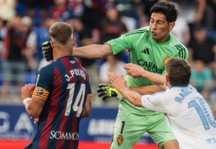 Zaragoza keeper punches player hard in the face after red card, faces heavy ban Zaragoza goalkeeper Andrada punches opponent in the face after being red-carded