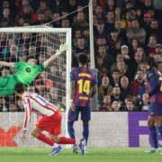 Julian Alvarez opens scoring as Atlético Madrid beat Barcelona.