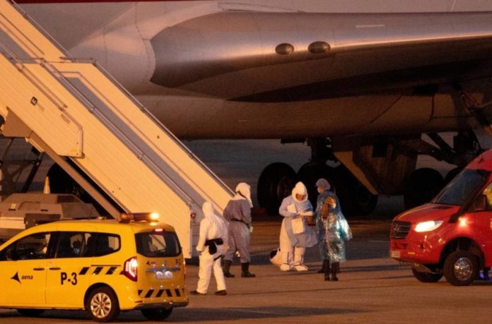 US citizen tests positive for hantavirus Passengers board a plane bound for US carrying passengers evacuated from the Dutch flagged hantavirus-stricken cruise ship MV Hondius at the Tenerife Sur-Reina Sofia airport on the island of Tenerife in Spain's Canary Islands on May 10, 2026. Photo: AFP