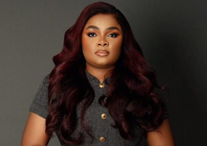 Chaos as Bimbo Ademoye confronts street boys on movie set (VIDEO) Chaos as Bimbo Ademoye confronts street boys on movie set (VIDEO)