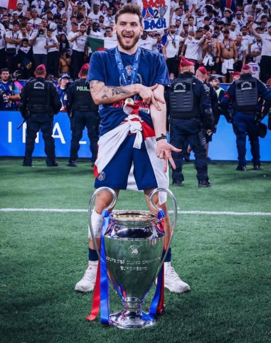 Khvicha Kvaratskhelia wins 2025/26 UCL Player of the Season award 1 image 56