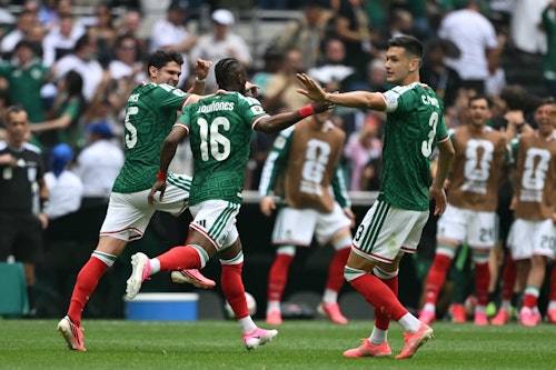 Quiñones, Jiménez fire Mexico to 2-0 win over nine-man South Africa in World Cup opener Quiñones, Jiménez fire Mexico to 2-0 win over nine-man South Africa in World Cup opener
